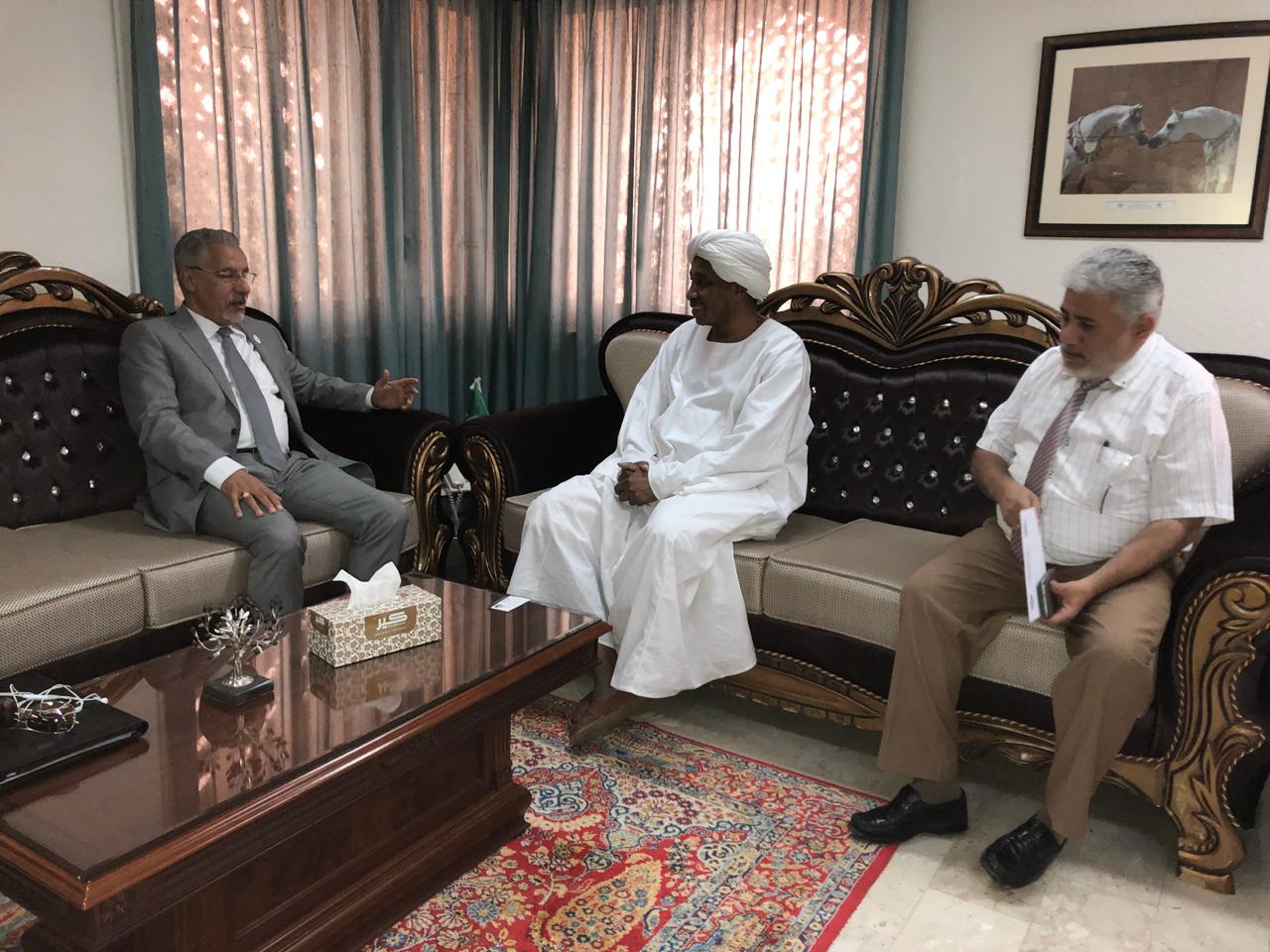 د. عبد الوهاب زايد مع معالي الدكتور ابراهيم آدم أحمد الدخيري